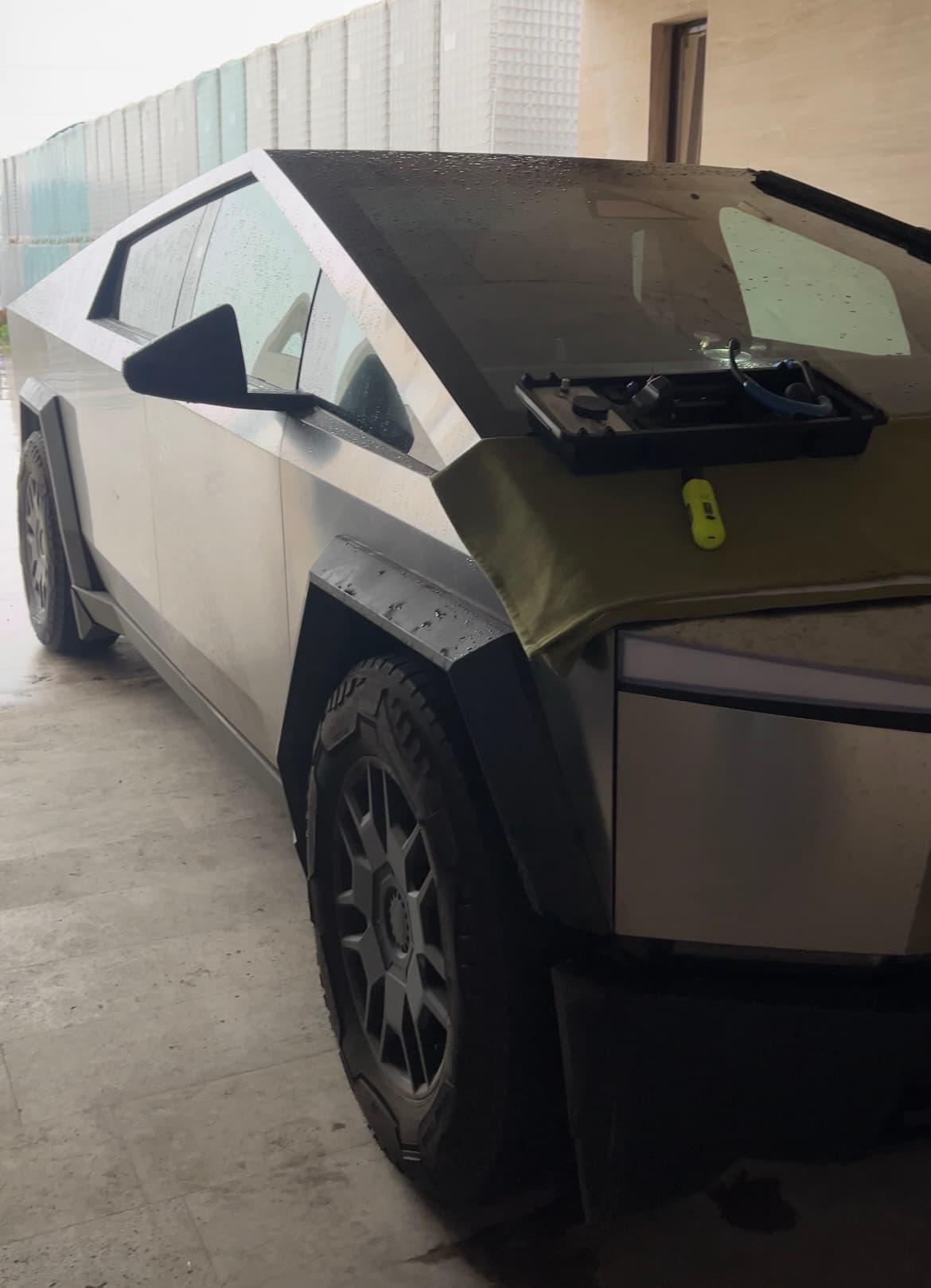 Автомобиль с зеркальным блеском кузова и лобового стекла после полировки